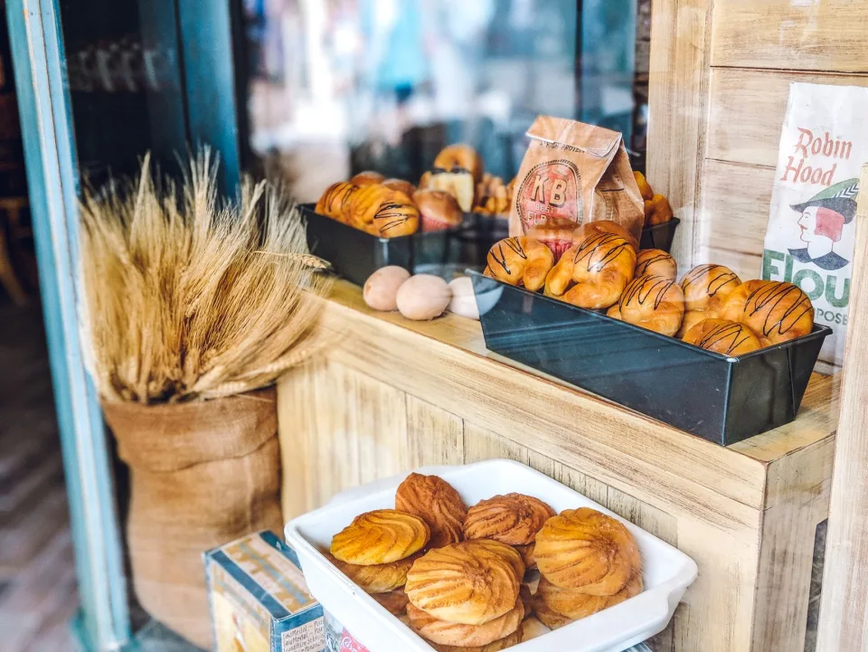 Khay bánh mới ra lò tại Lê Bá Bình